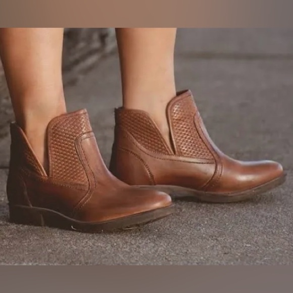 New in Box Roan GOSSIP Ankle Boots Size 9